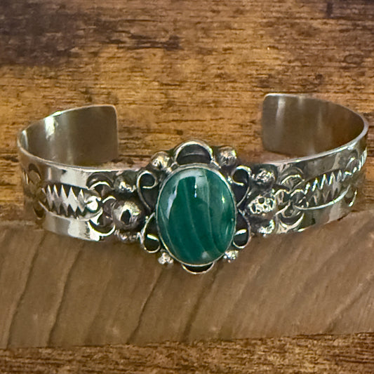 Navajo Inspired Green Gaspéite Cuff Bracelet Signed By Cleveland Nickel Silver Silver Elegant