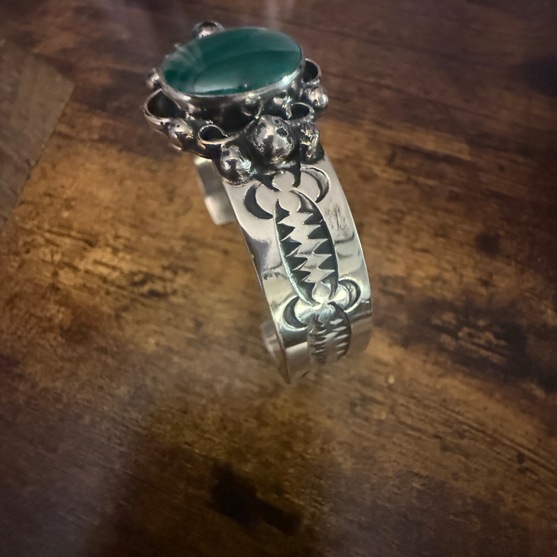 Navajo Inspired Green Gaspéite Cuff Bracelet Signed By Cleveland Nickel Silver Silver Elegant