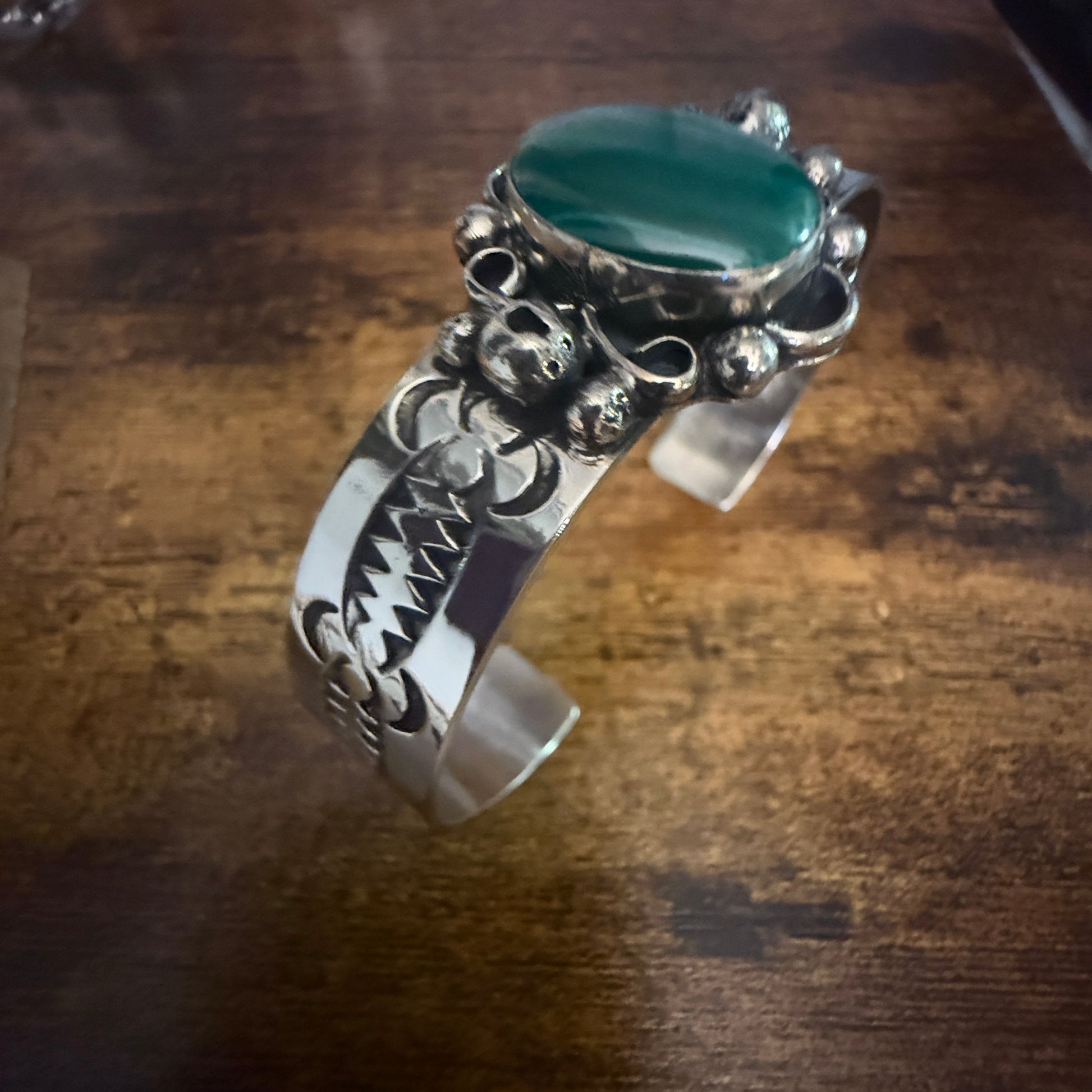 Navajo Inspired Green Gaspéite Cuff Bracelet Signed By Cleveland Nickel Silver Silver Elegant