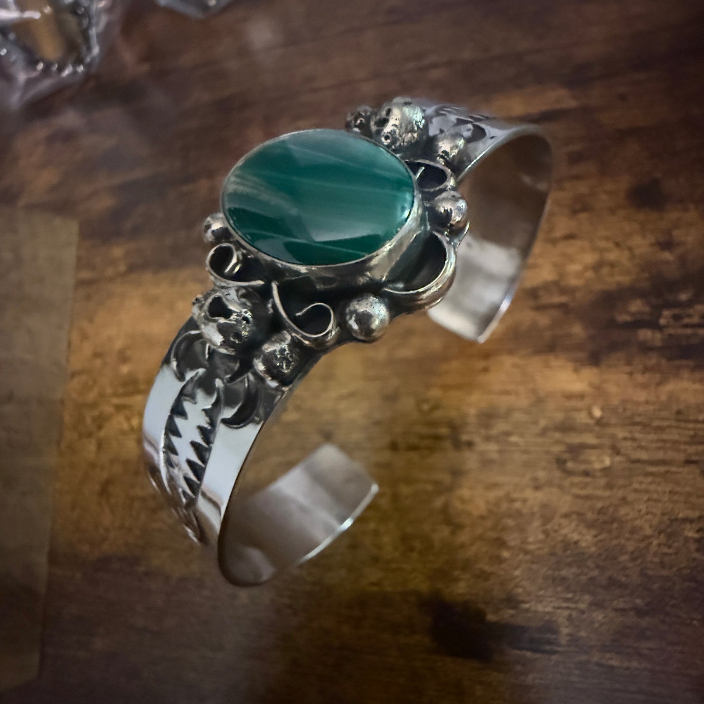 Navajo Inspired Green Gaspéite Cuff Bracelet Signed By Cleveland Nickel Silver Silver Elegant