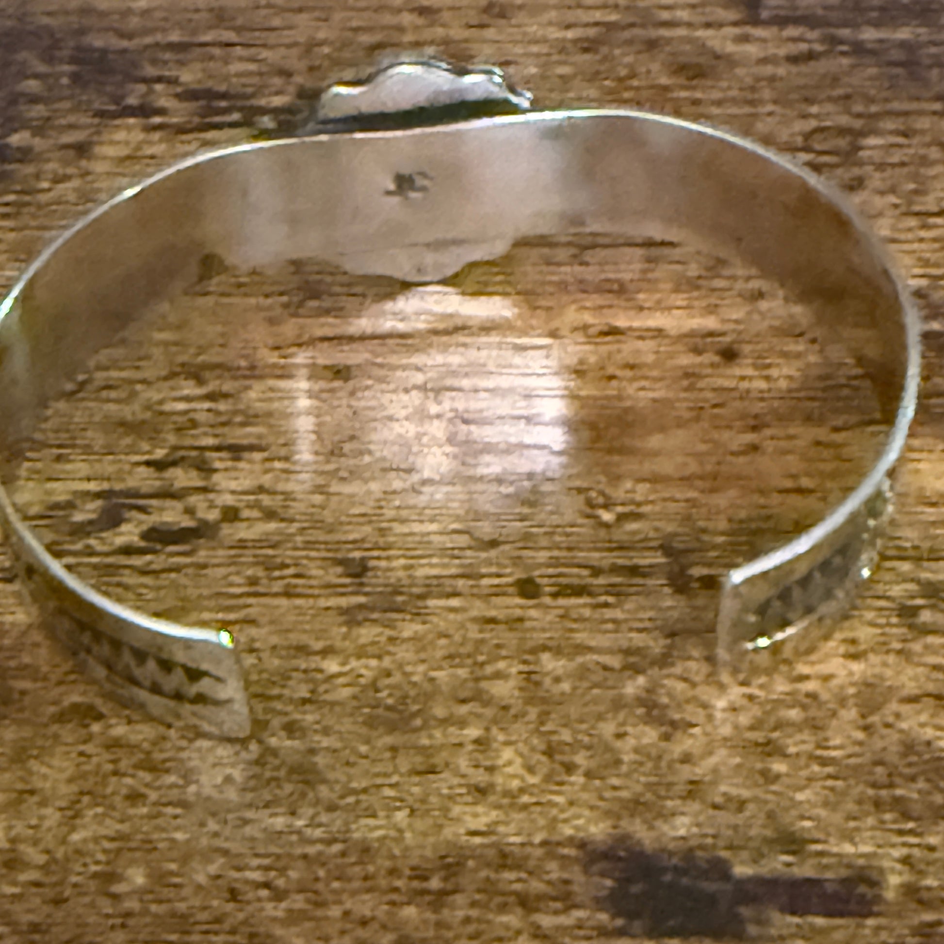 Navajo Inspired Green Gaspéite Cuff Bracelet Signed By Cleveland Nickel Silver Silver Elegant