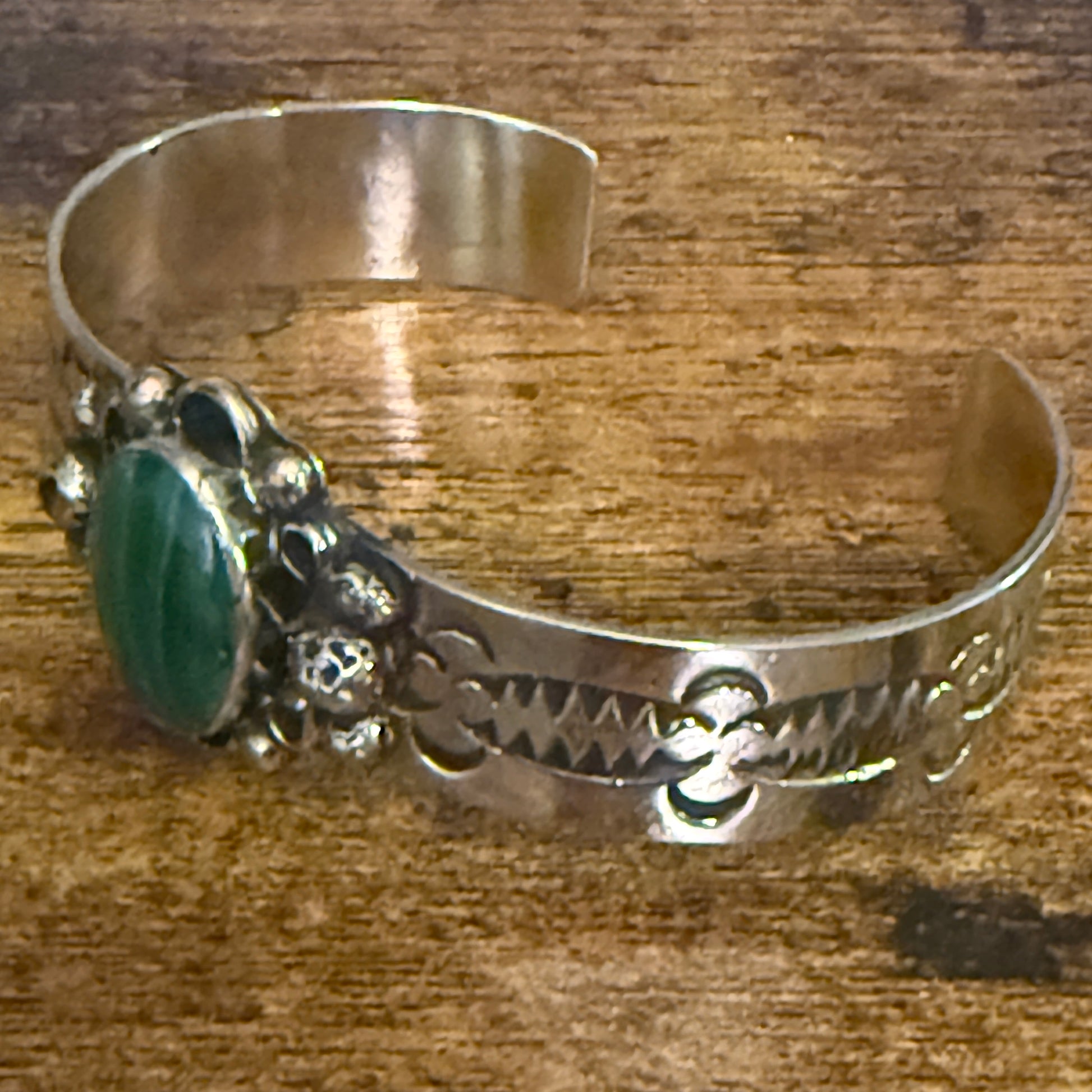 Navajo Inspired Green Gaspéite Cuff Bracelet Signed By Cleveland Nickel Silver Silver Elegant