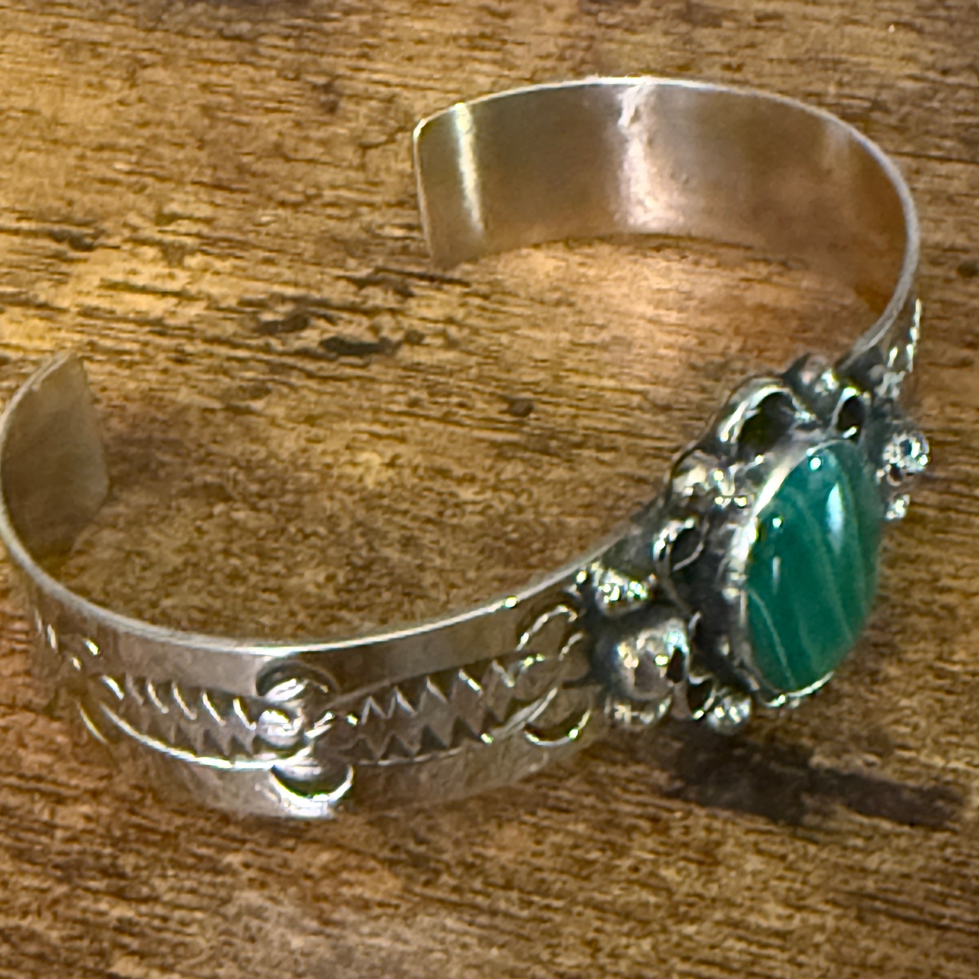 Navajo Inspired Green Gaspéite Cuff Bracelet Signed By Cleveland Nickel Silver Silver Elegant