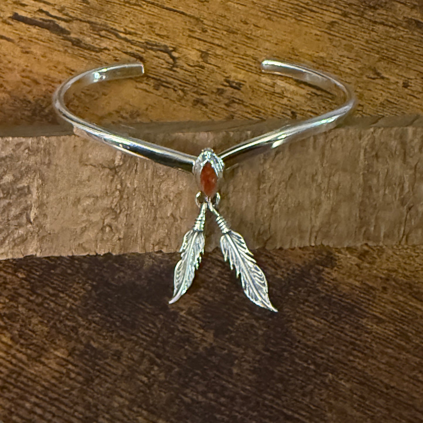 Native Inspired Spiny Oyster Feather Sterling Silver Bracelet Tahe Silver Elegant