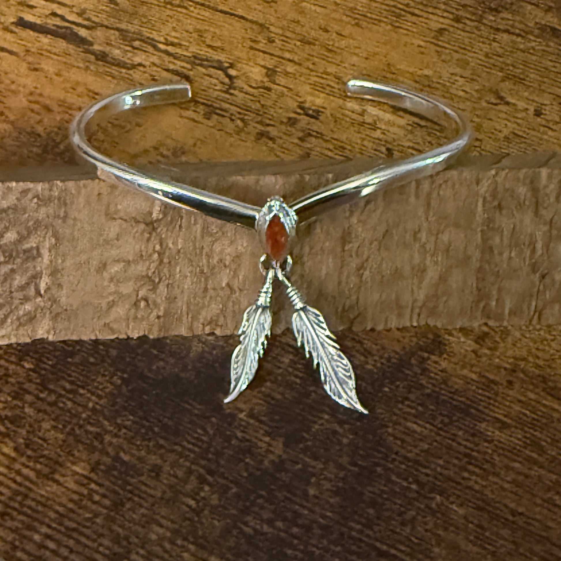 Native Inspired Spiny Oyster Feather Sterling Silver Bracelet Tahe Silver Elegant
