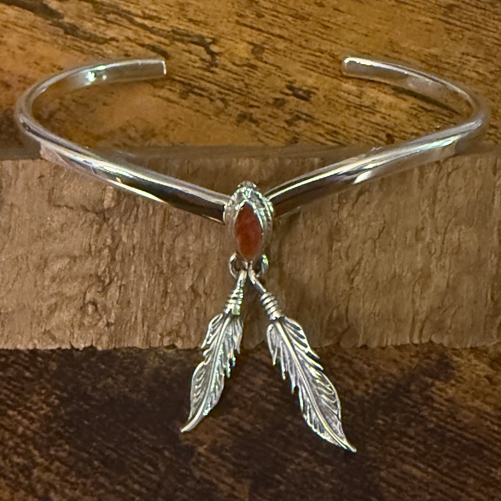 Native Inspired Spiny Oyster Feather Sterling Silver Bracelet Tahe Silver Elegant
