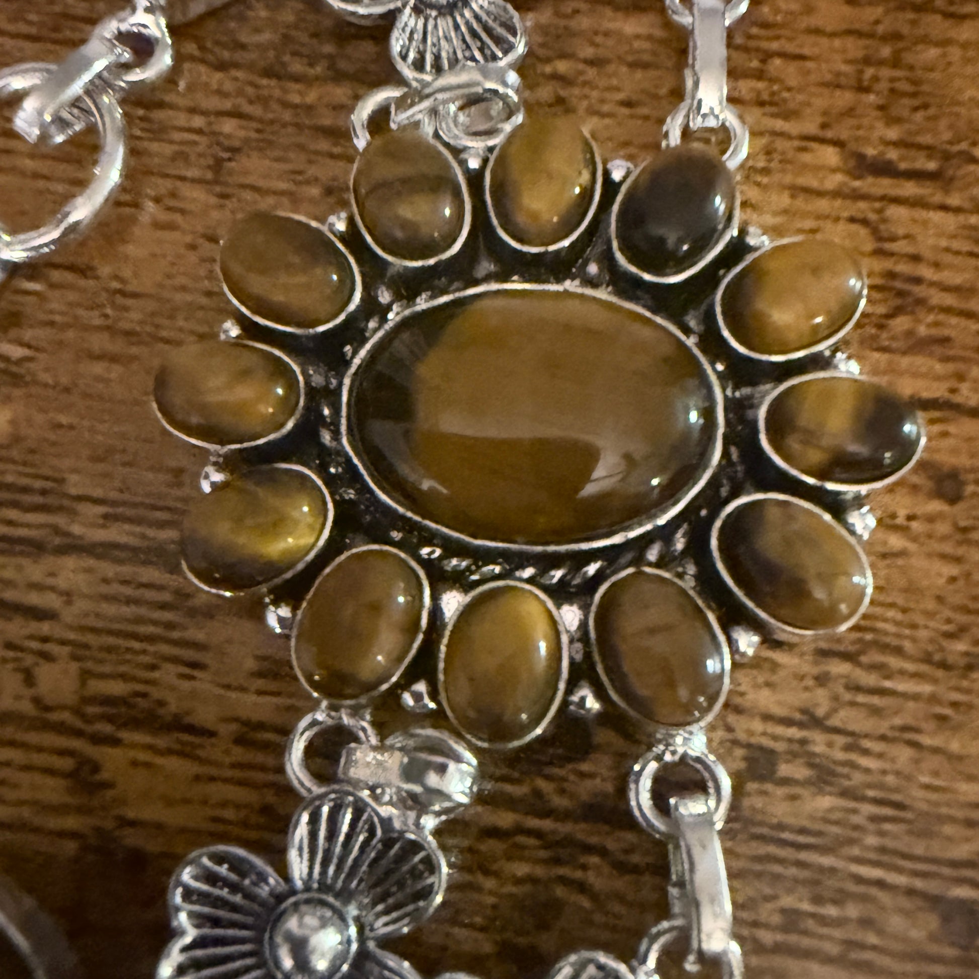 Natural Tiger's Eye Cluster Gemstone Floral Bracelet 925 Sterling Silver Silver Elegant