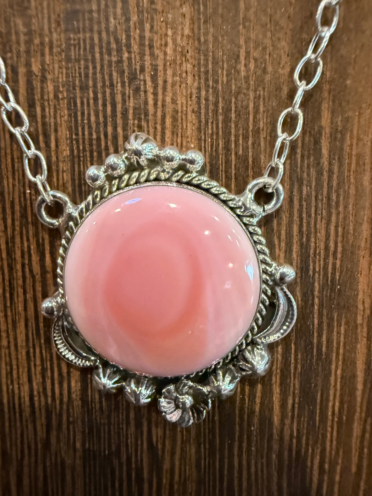 Queen Pink Conch 20 Inch Chain Necklace in Sterling Silver