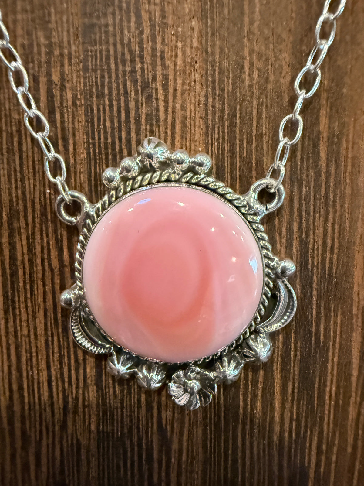 Queen Pink Conch 20 Inch Chain Necklace in Sterling Silver