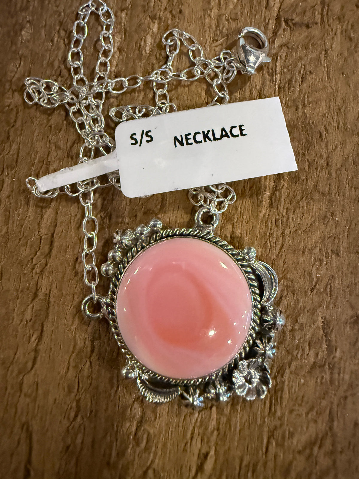 Queen Pink Conch 20 Inch Chain Necklace in Sterling Silver